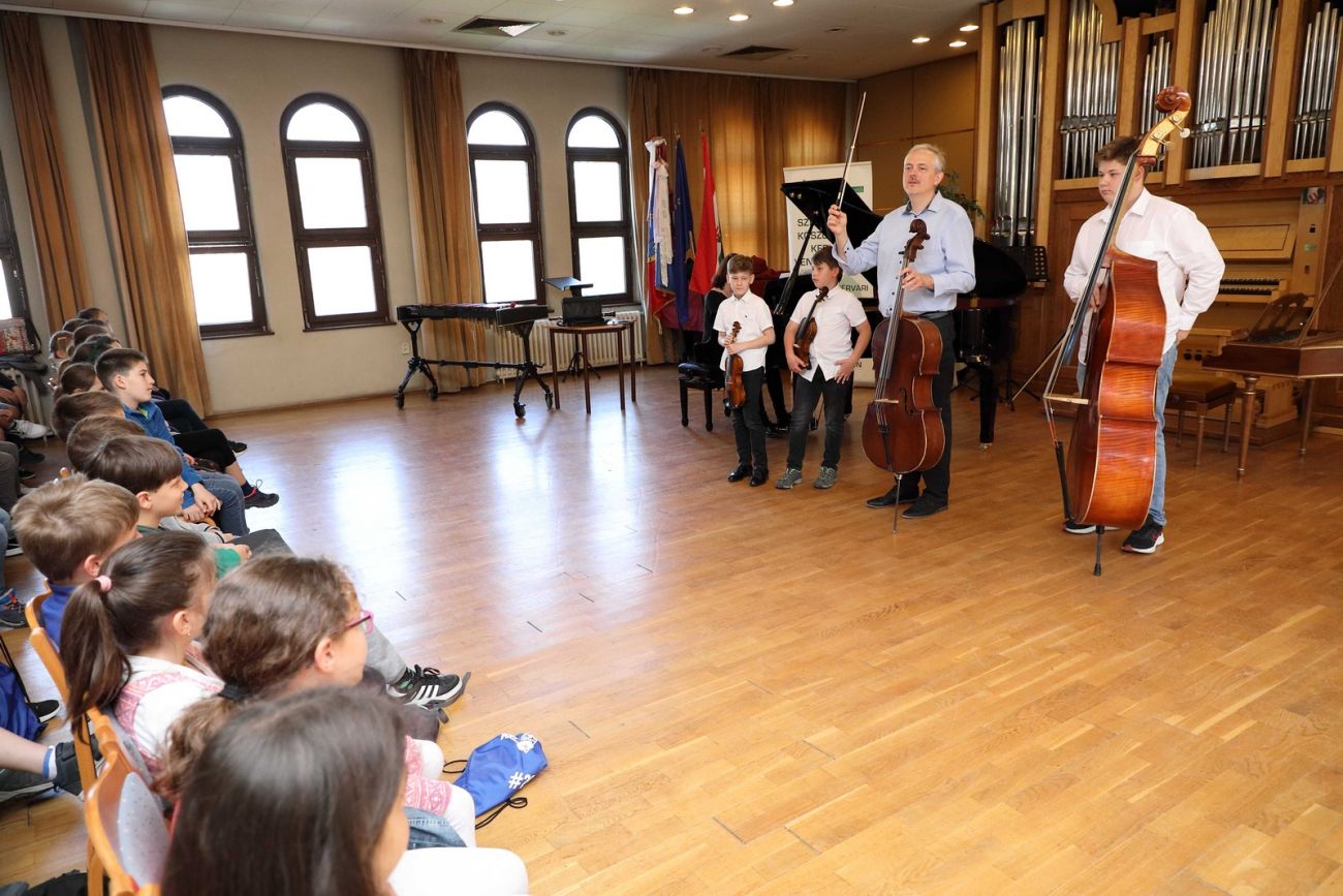 Hermannos diákok és tanárok adnak adventi koncertet