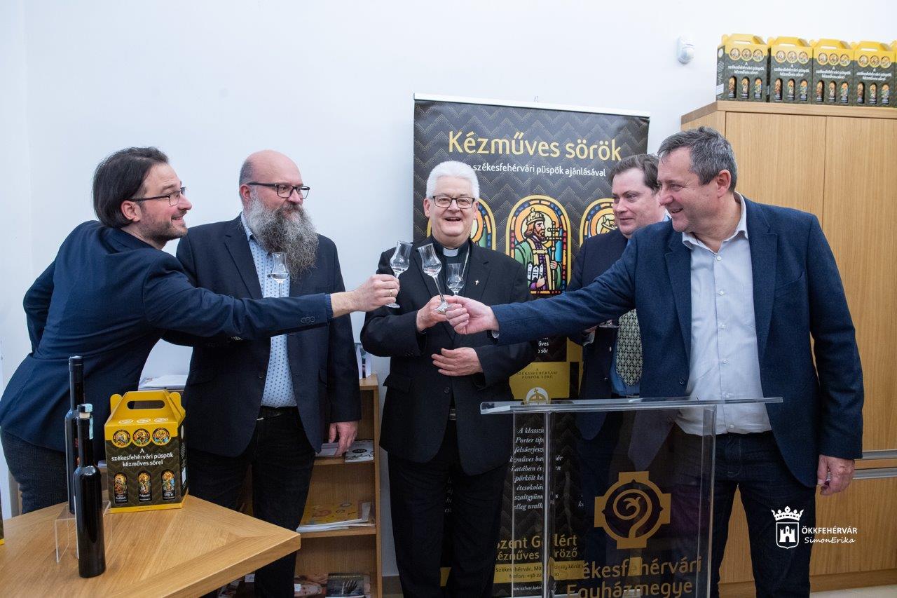 Ismét kaphatók a püspöki sörök - bemutatták a Prépost sörpárlatot a Barátok kávézóban