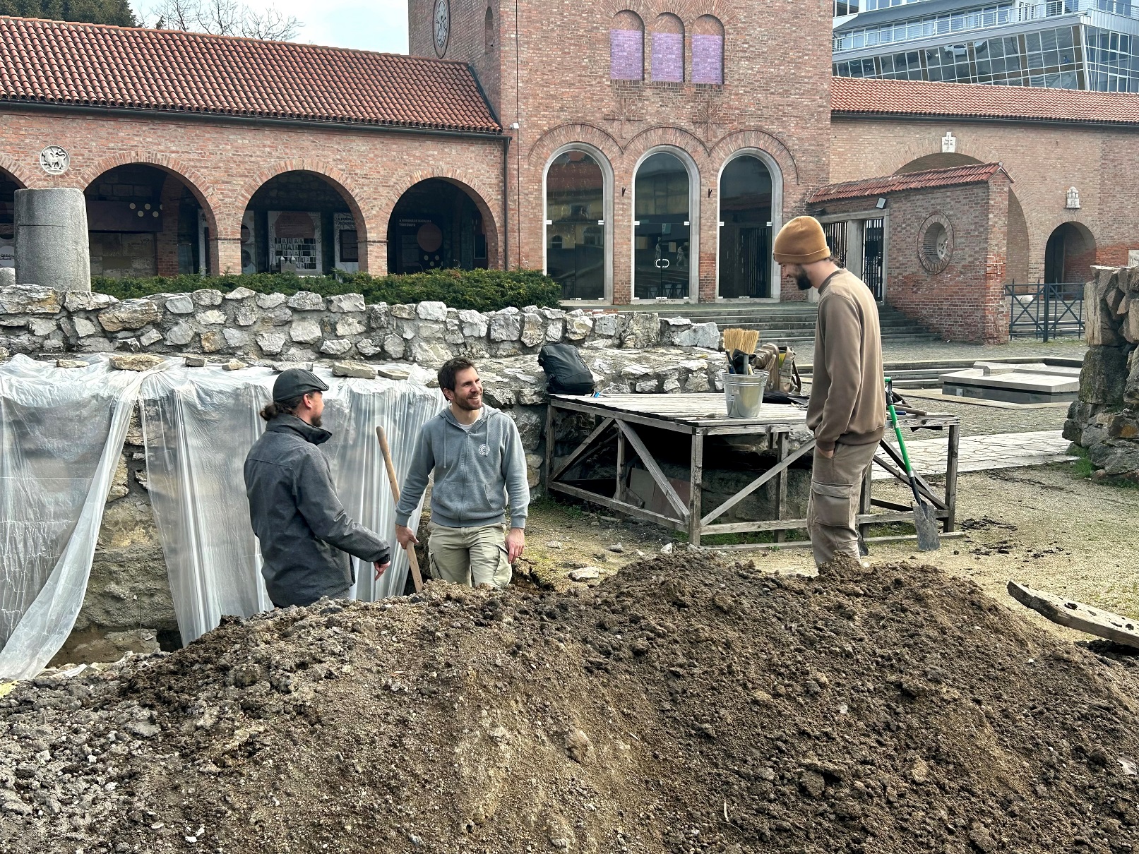 Megtalálták a középkori városfal alapozását? – csütörtökön nyílt nap lesz az ásatáson