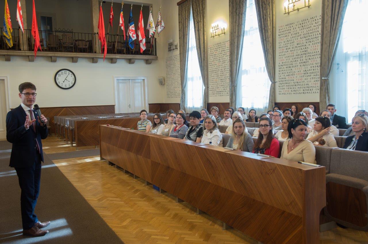 Az Egészségügyi és Szociális diákkonferencia résztvevői a Városházán