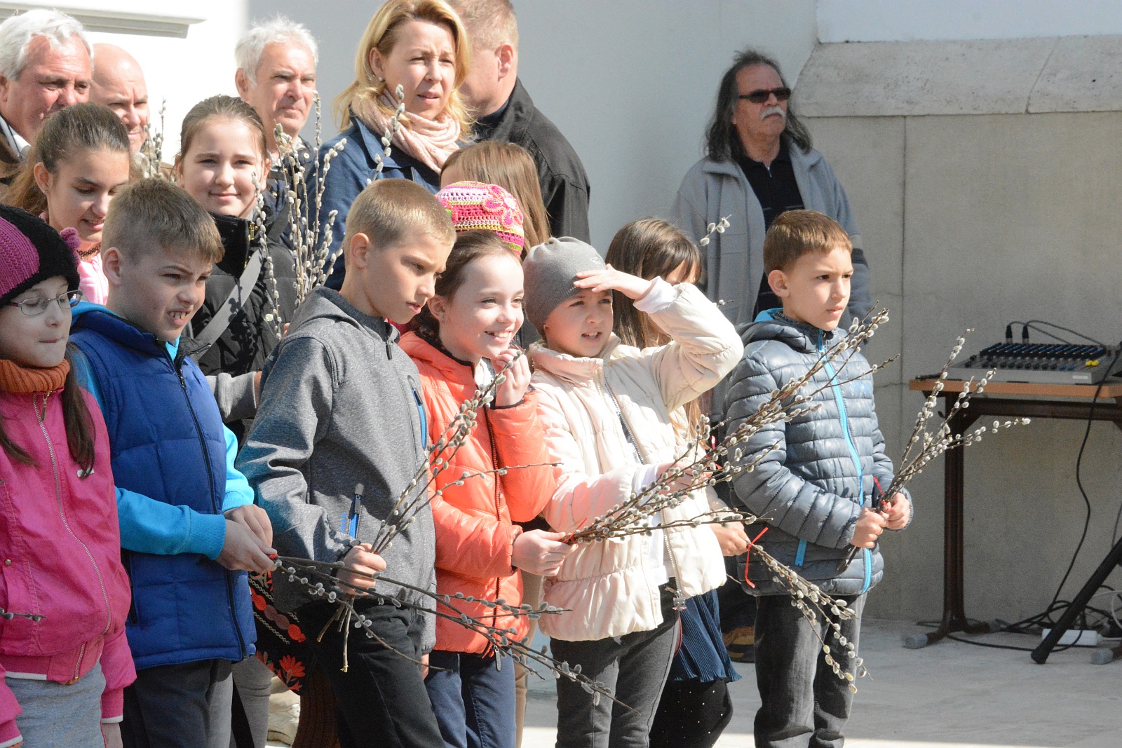 Virágvasárnapi barkaszentelés a Szent Anna kápolna előtt