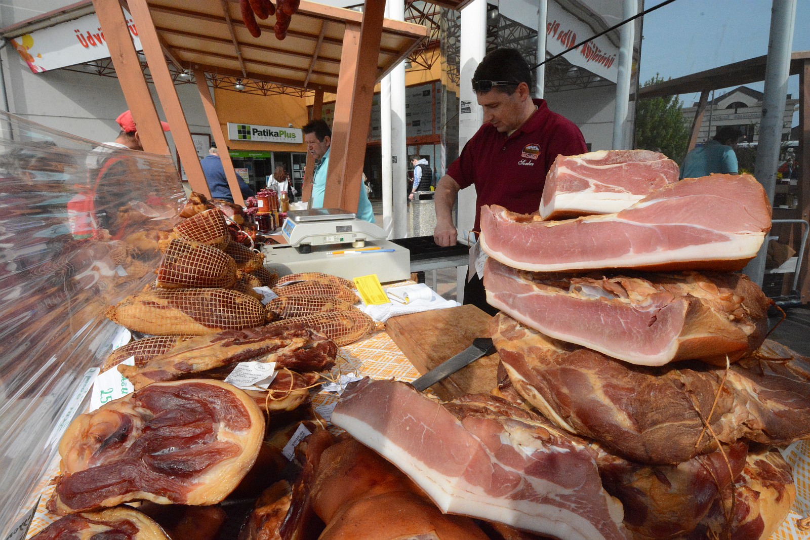 Húsvéti piac a Palotai kapu téren, a Pláza előtt
