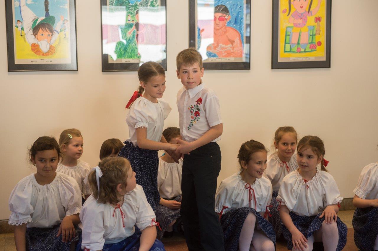 Japán gyermekrajz-kiállítás megnyitója a Munkácsy Iskolában