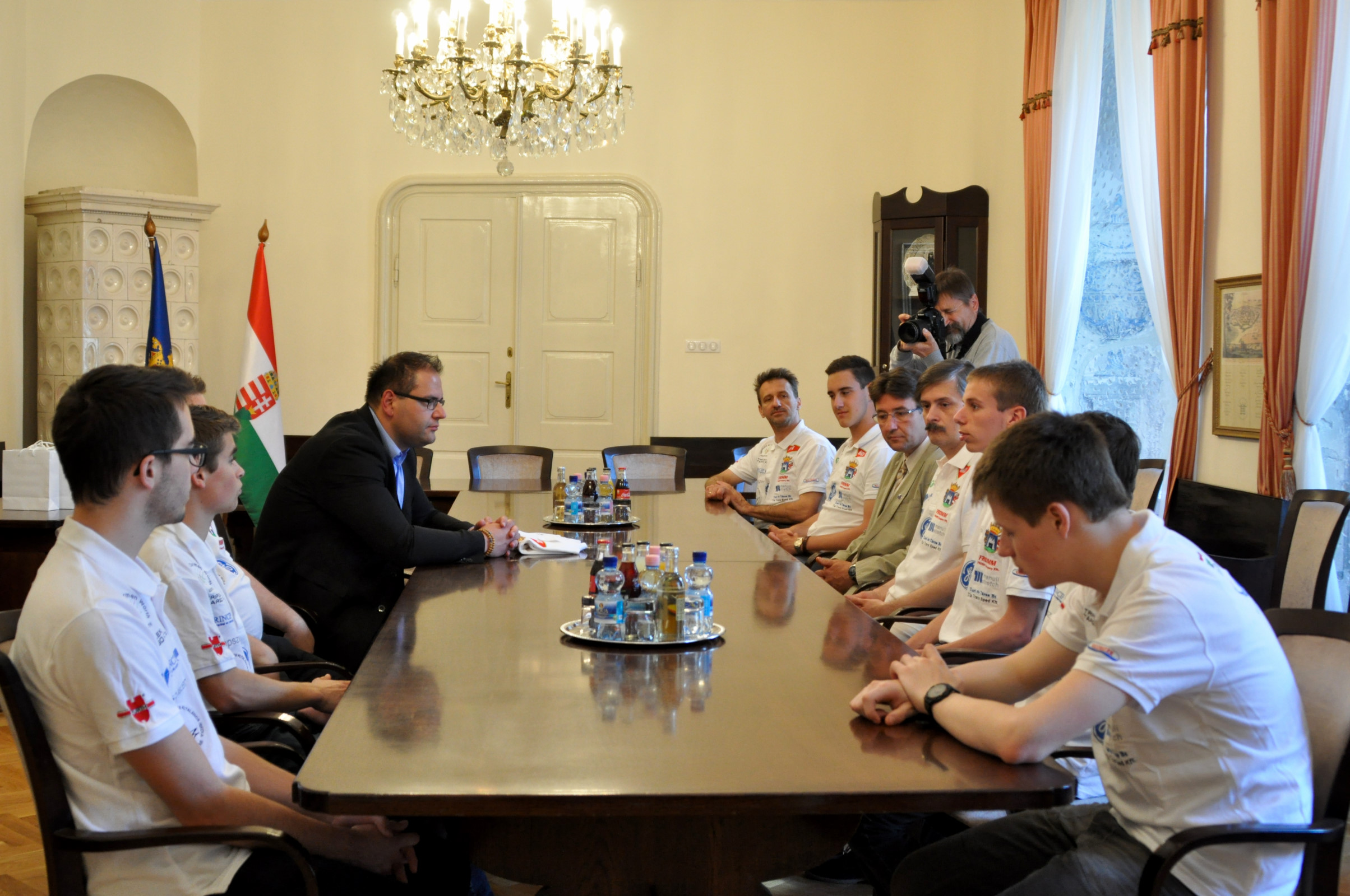 Az „Eurobot Junior” döntős telekisei a Városházán