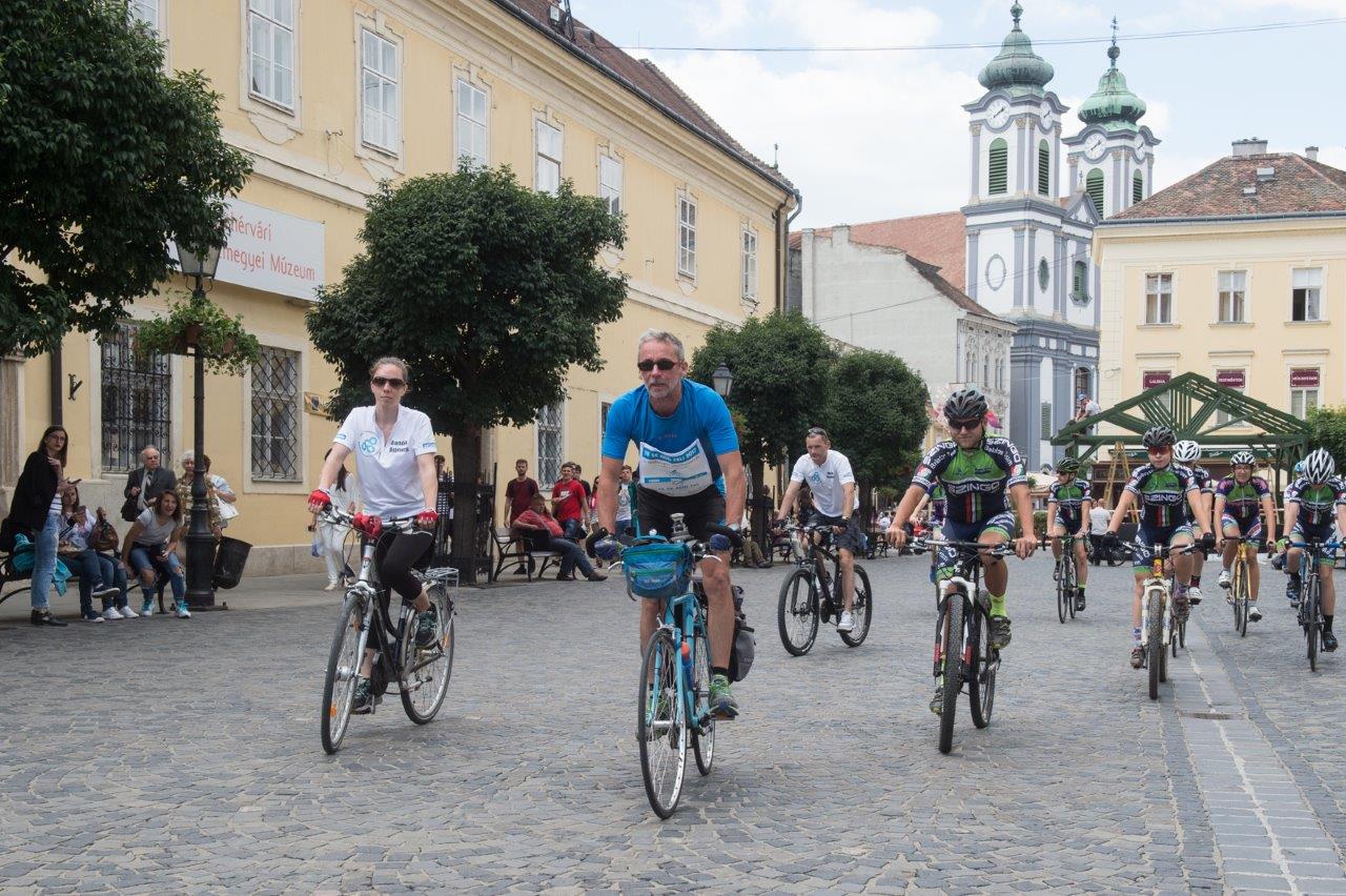 Fehérvárra érkezett a II. Kerékpáros Országkerülés az autoimmun betegekért
