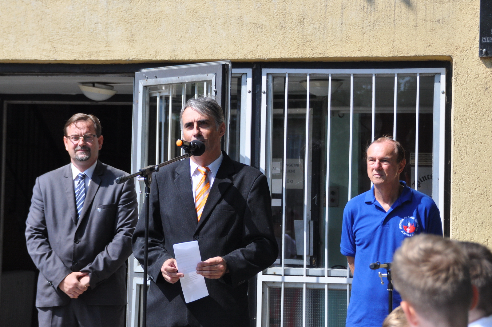 Májusfa kitáncoló ünnepség a Vasvári Pál Általános Iskola előtt