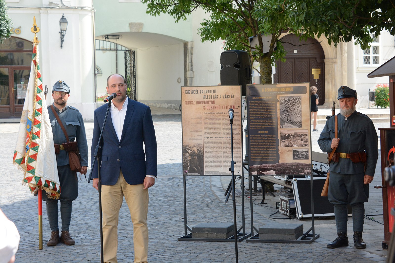 Kültéri tablókiállítás nyílt a Városház téren az I. világháborús hősök emlékére