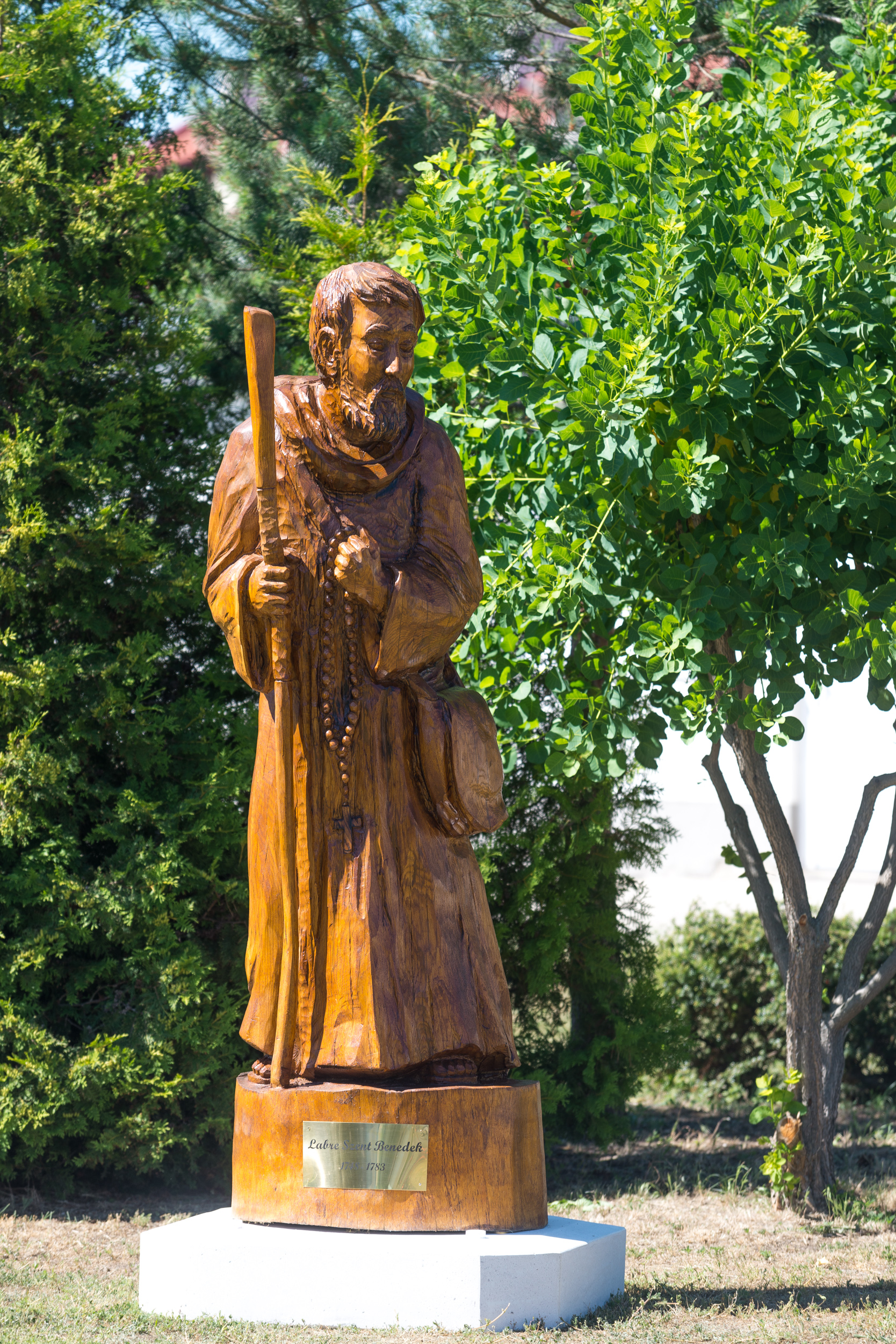 Átadták Labre Szent Benedek Szobrát a Kríziskezelő Központ udvarán