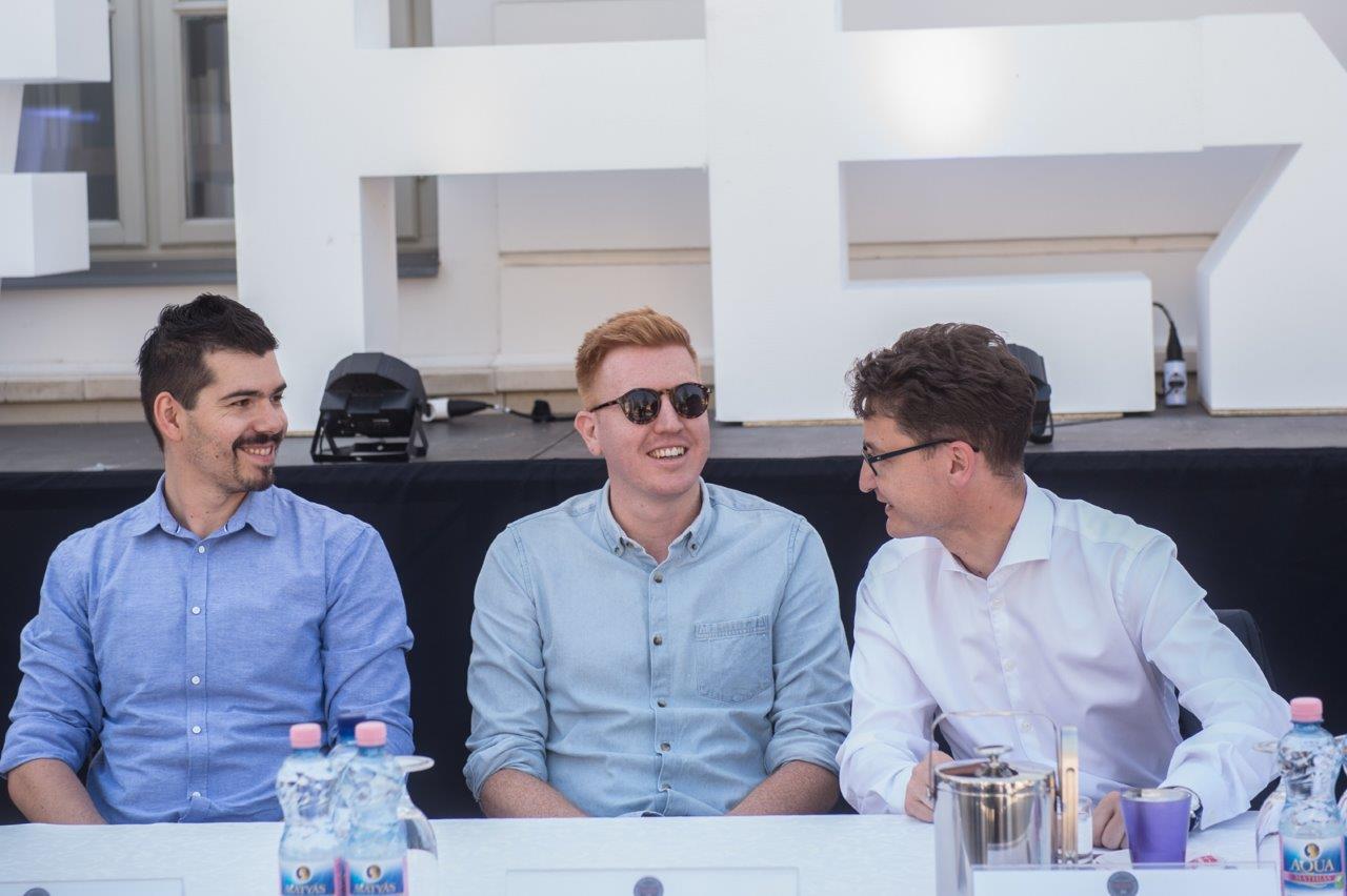 A jubileumi huszadik FEZEN-ről tájékoztattak a Hotel Magyar Király előtti téren