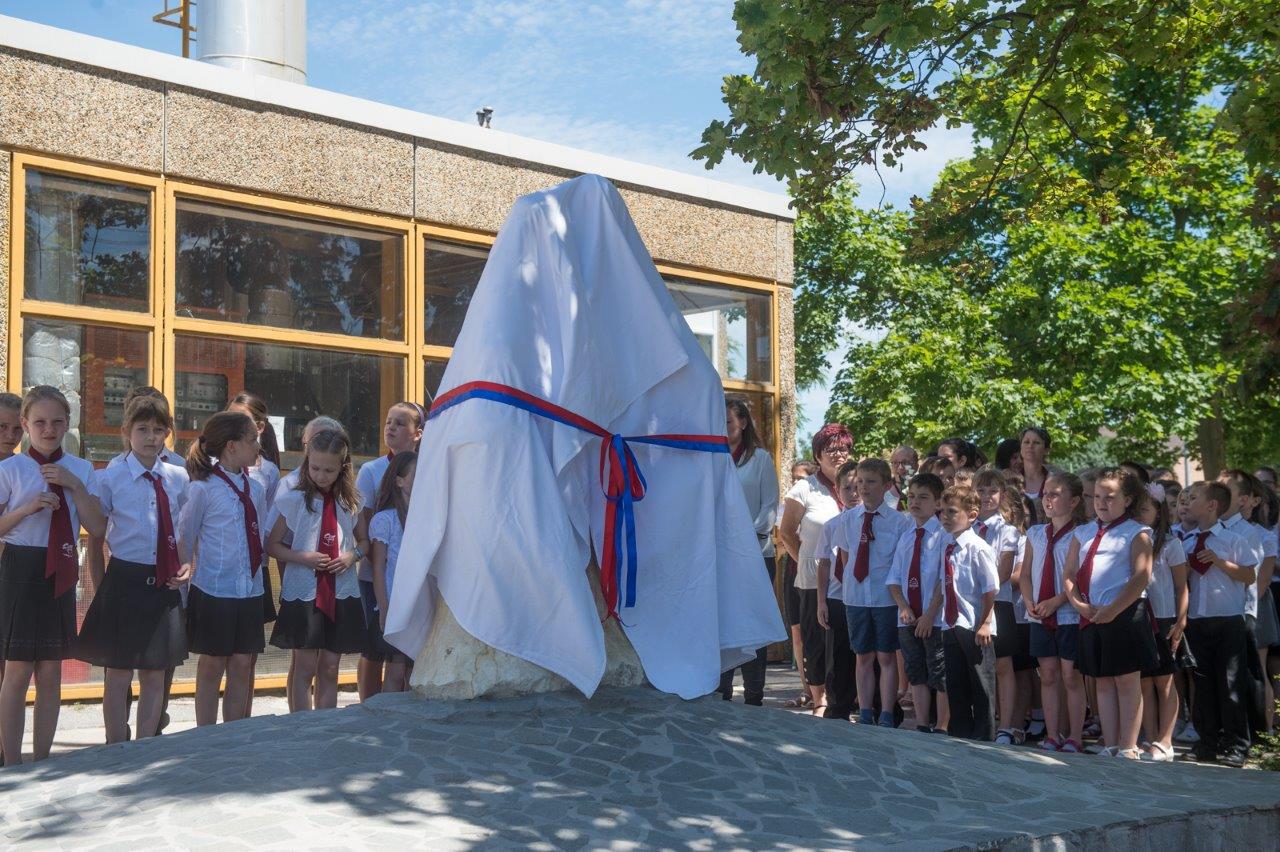 Szoboravatás a Hétvezér Iskolánál