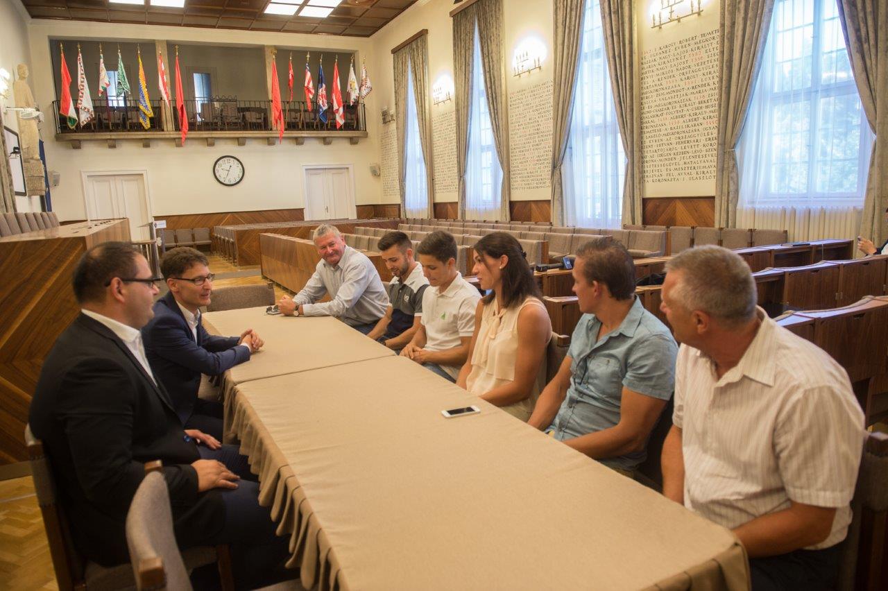 Az ARAK bajnokainak fogadása a Városházán