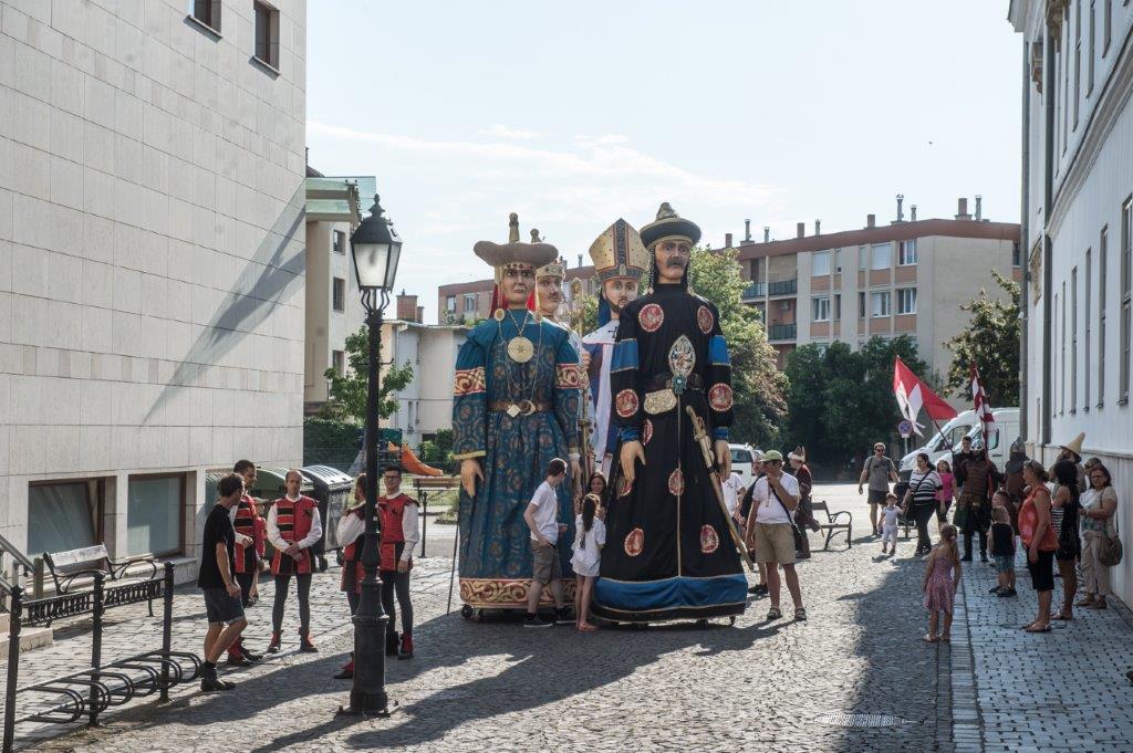 A Koronázási Ünnepi Játékokra készültek az óriásbábok a Belvárosban