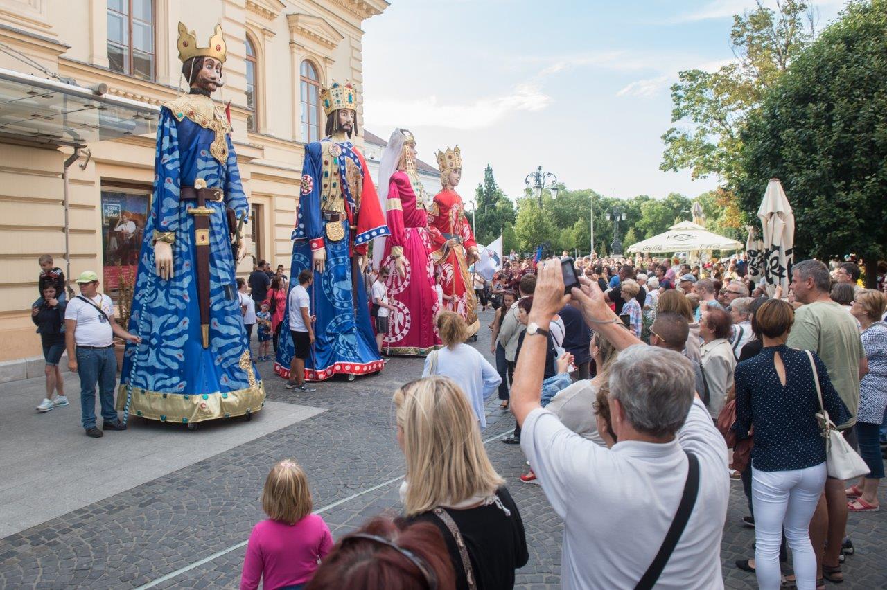 A legkalandosabb életű királyunk óriásbábja a Belvárosban