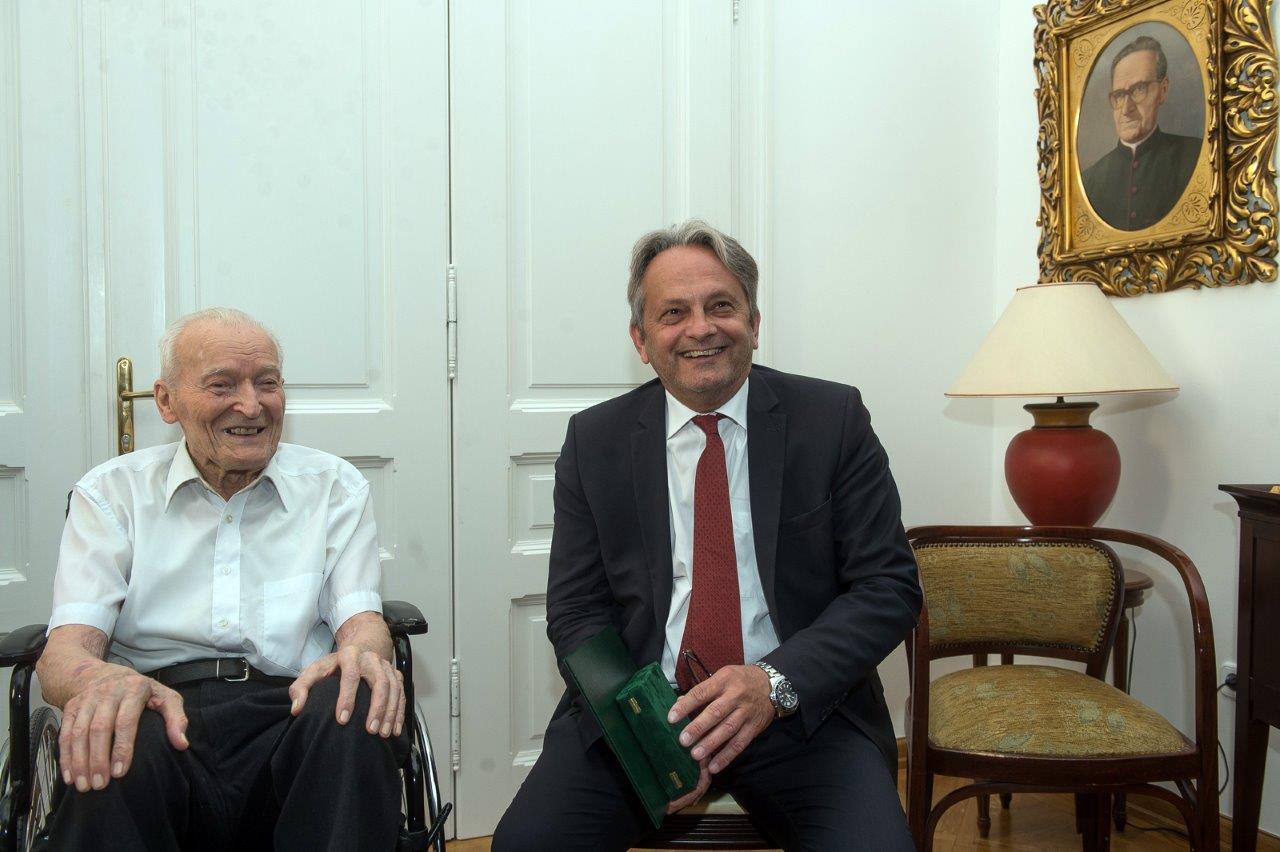 Vitéz Smohay Ferenc, a Magyar Királyi 3. (Szent István) Gyalogezred katonájának köszöntése 95. születésnapján