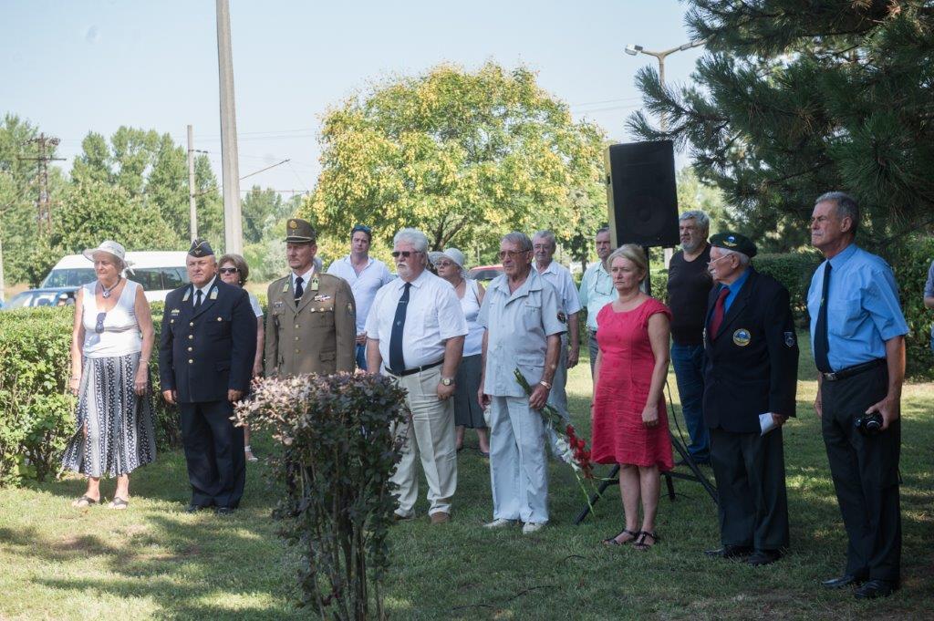 Veterán repülők és ejtőernyősök emlékeztek egykori alakulatukra