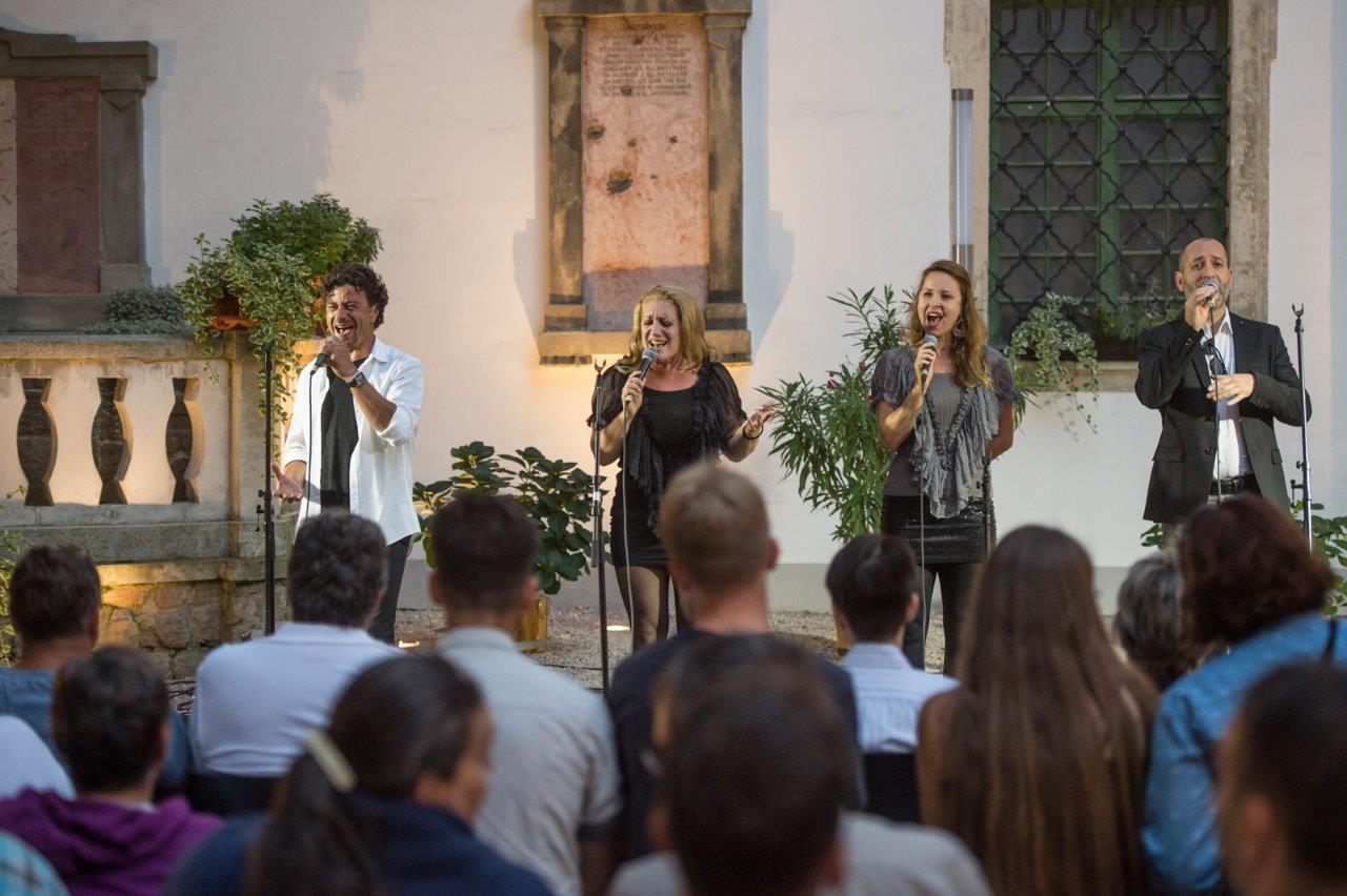 Singer Street a Múzeum Díszudvarán