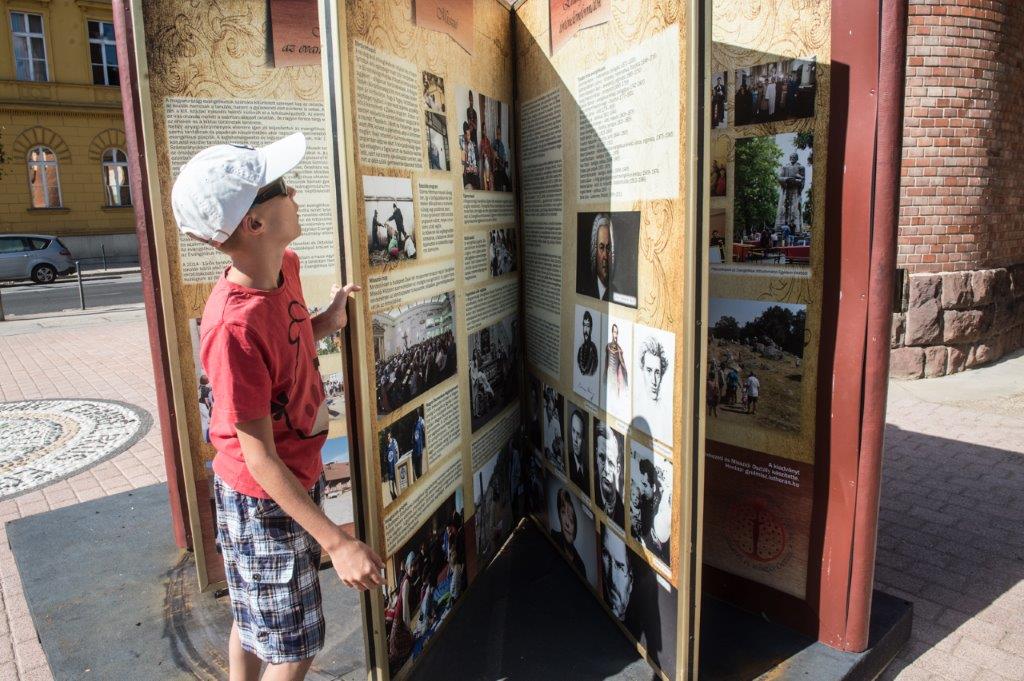 Óriáskönyv hirdeti a reformáció történetét a Jávor Ottó téren