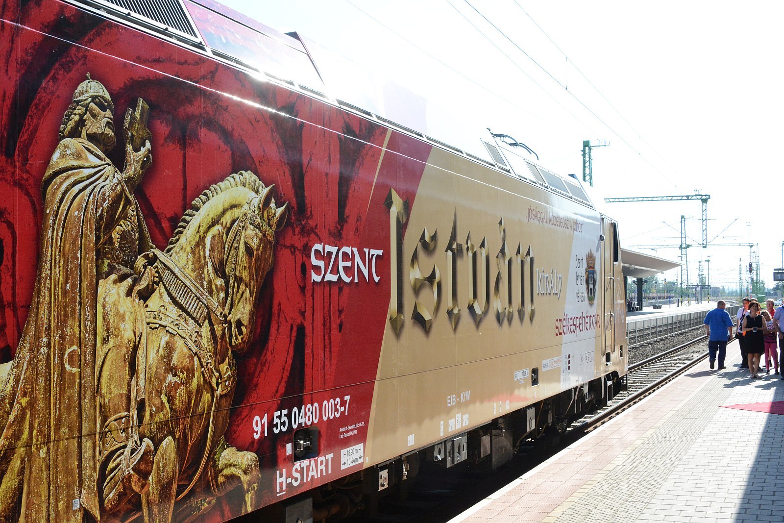 Szent István és Székesfehérvár a MÁV Bombardier Traxx mozdonyán