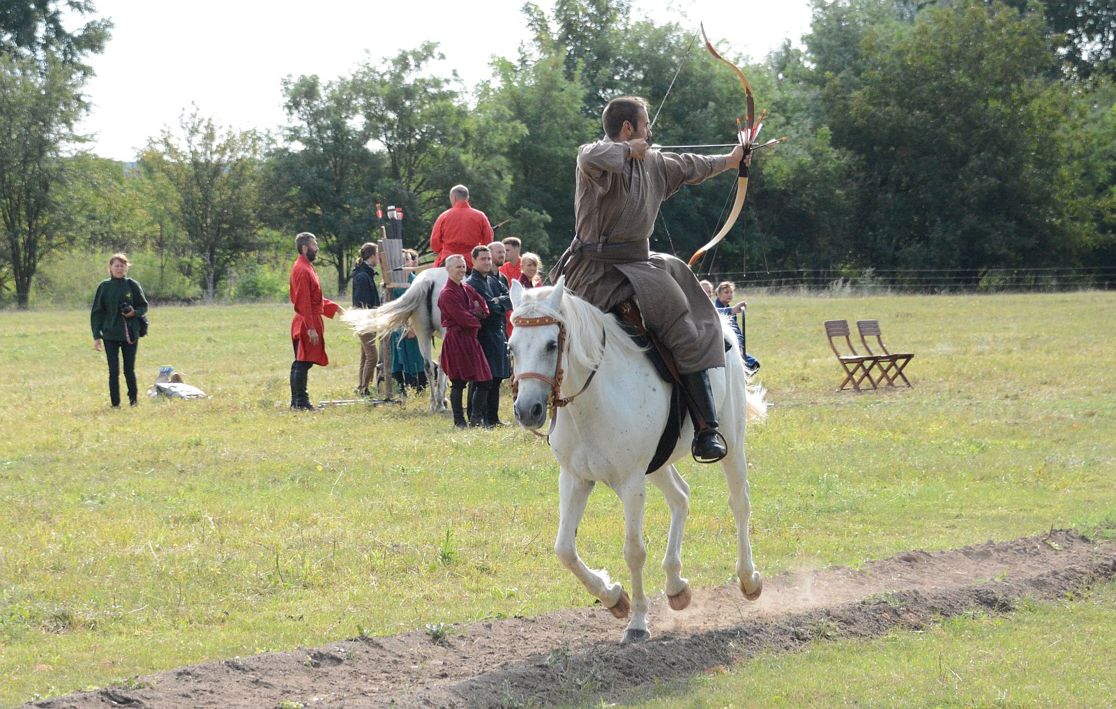 A fehérvári Nagy törzs lovasíjász versenye Fövenypusztán