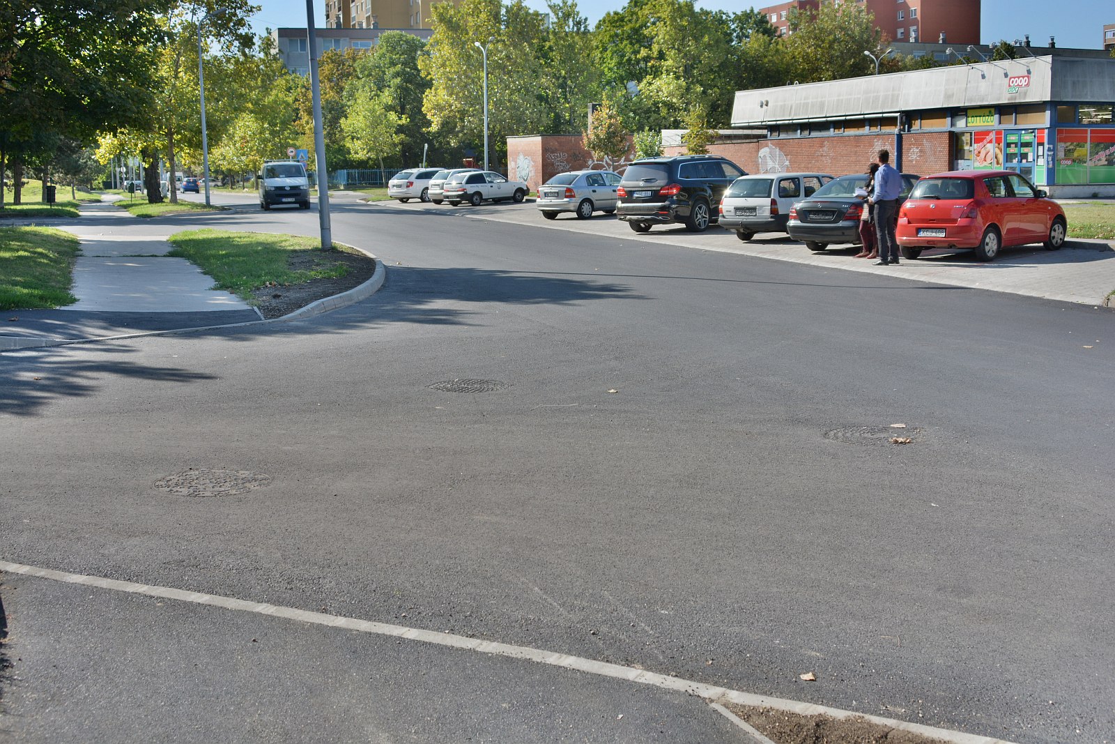 Elkészült az út- és parkolófelújítás a Tóvárosban