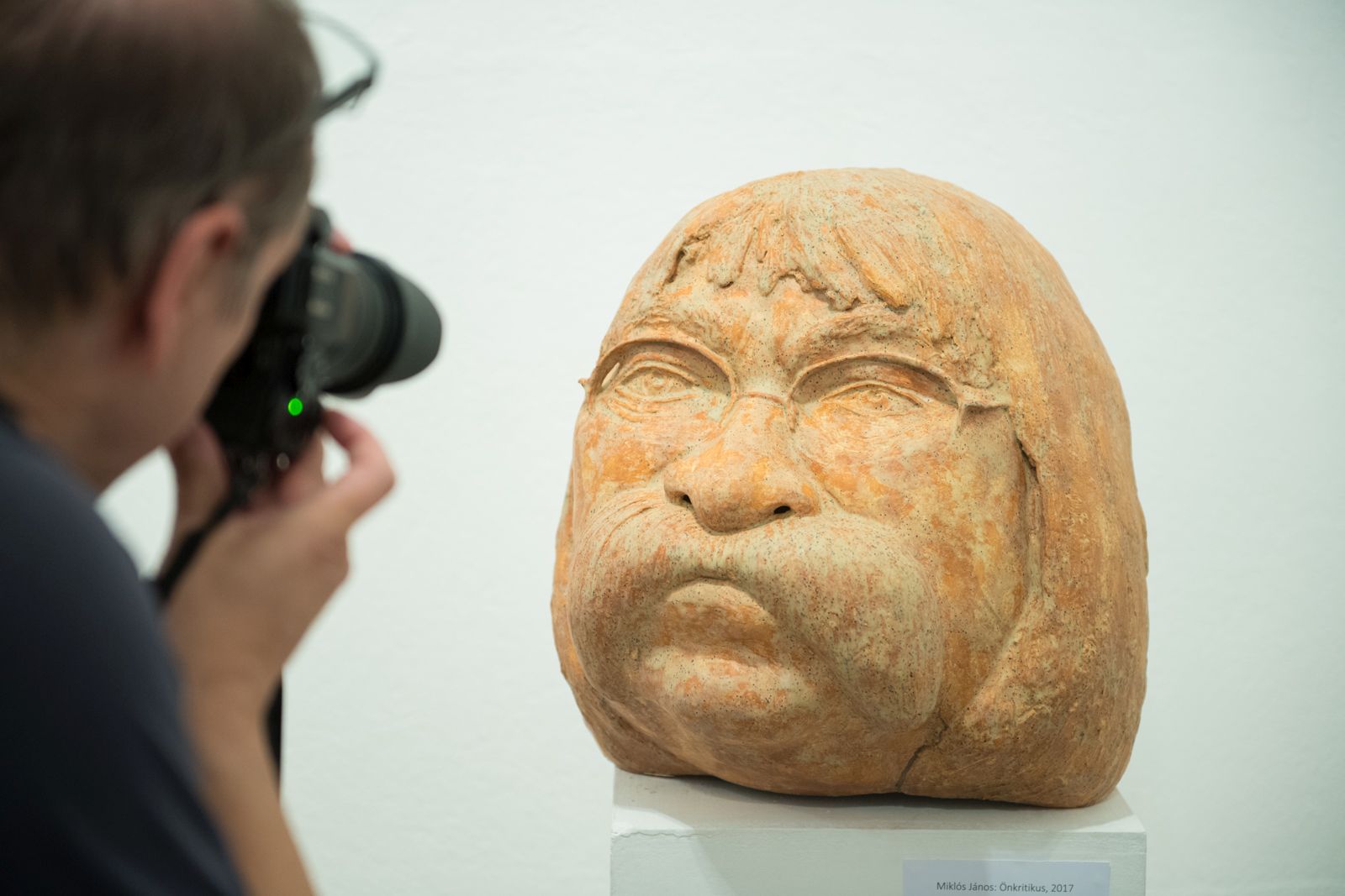 Önarckép kiállítás a Pelikán Galériában