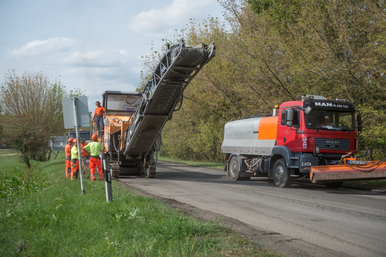 Aszfaltmarással kezdődött a felújítás a Sárkeresztúri úton