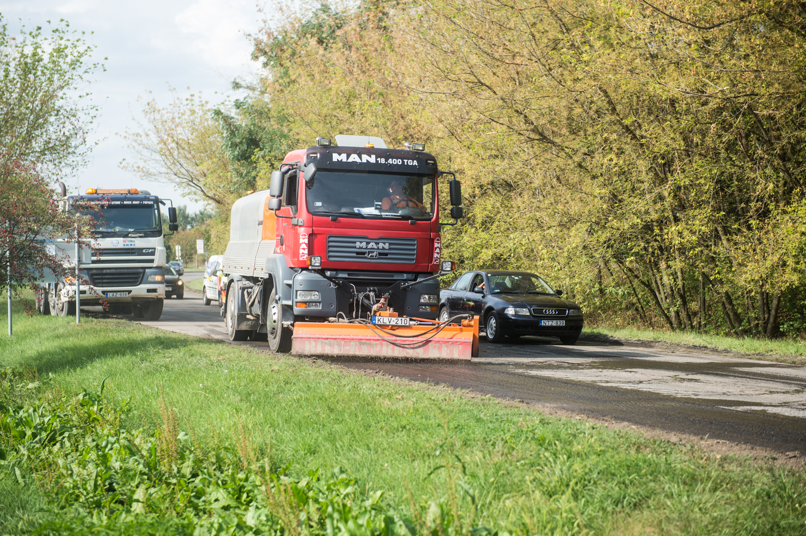 Aszfaltmarással kezdődött a felújítás a Sárkeresztúri úton