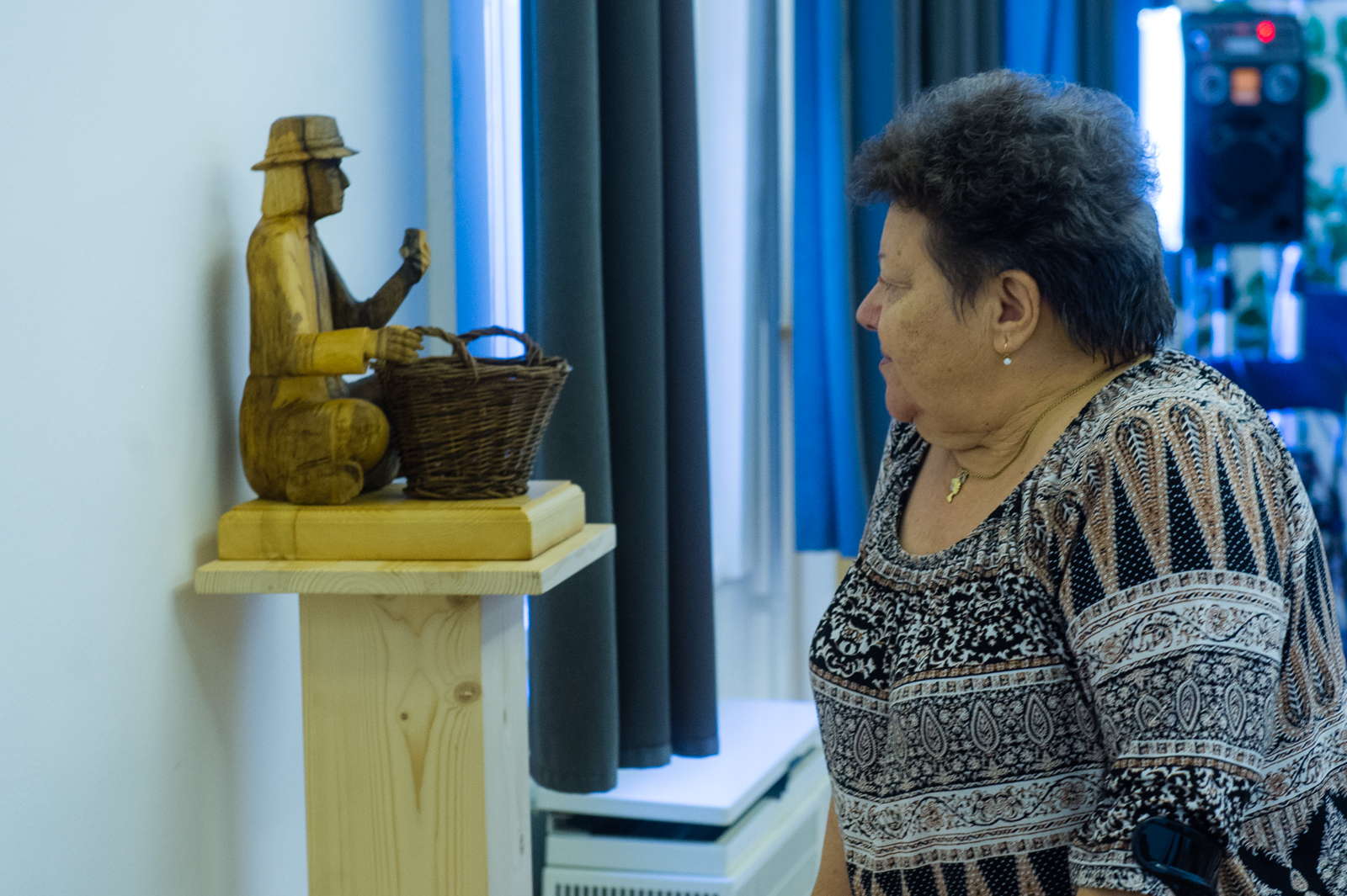 Kosztics László népi faszobrász kiállítása Fehérváron