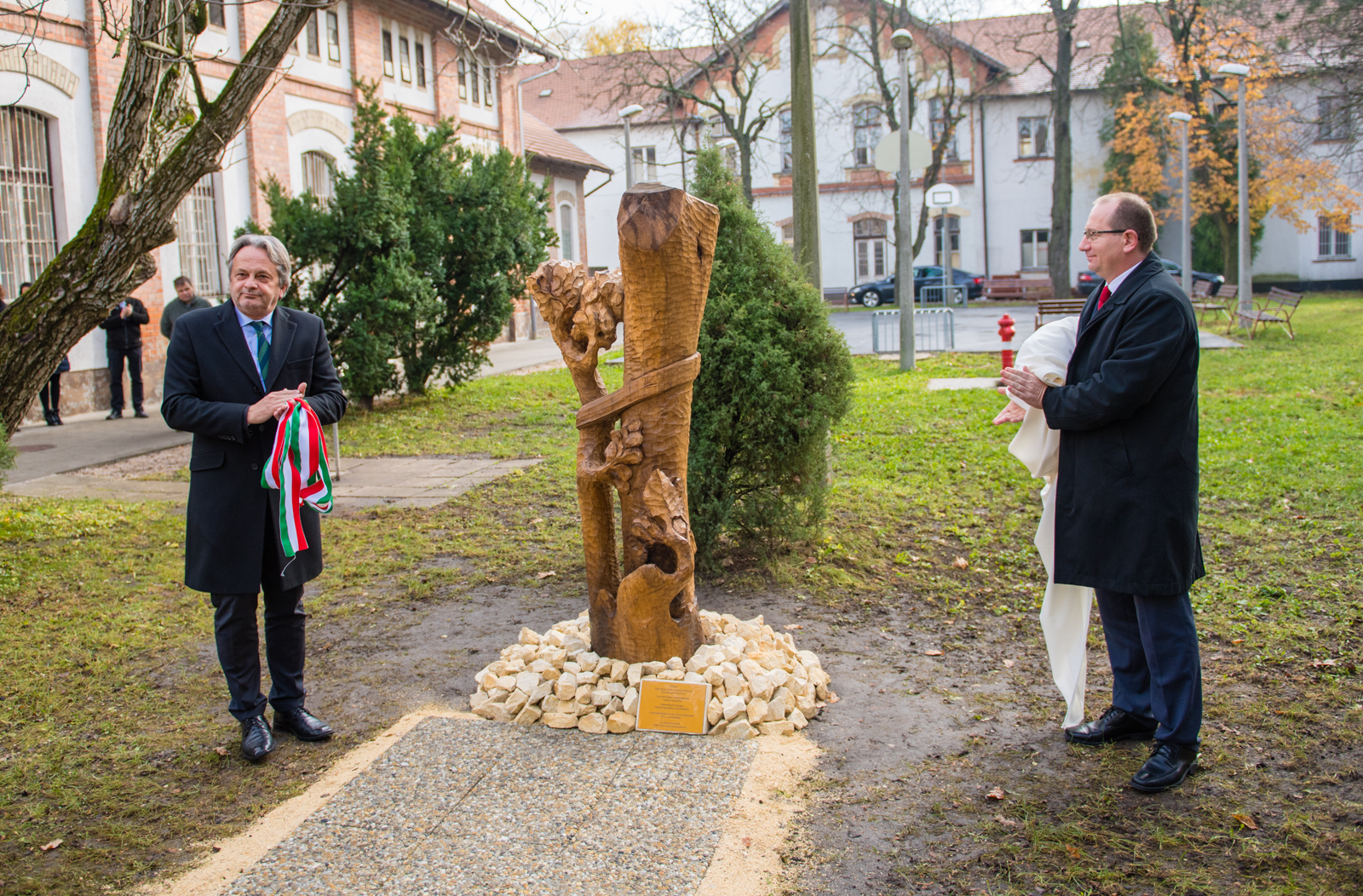 20 éves a gyermekvédelmi törvény - emlékoszlop állítás Fehérváron