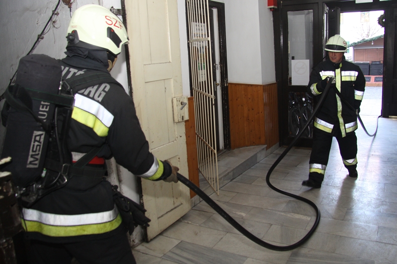 Így dolgoztak a tűzoltók a robbanást követően a Városházán
