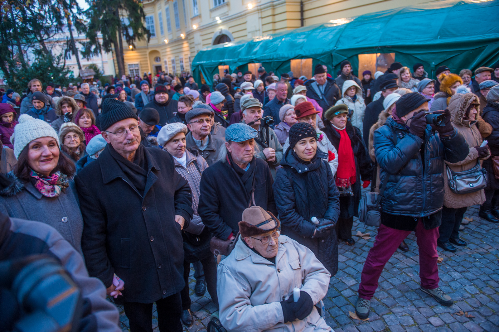 Az első adventi gyertya meggyújtása a Püspökség udvarán