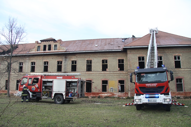 Az egykori szovjet laktanya tetőszerkezete égett