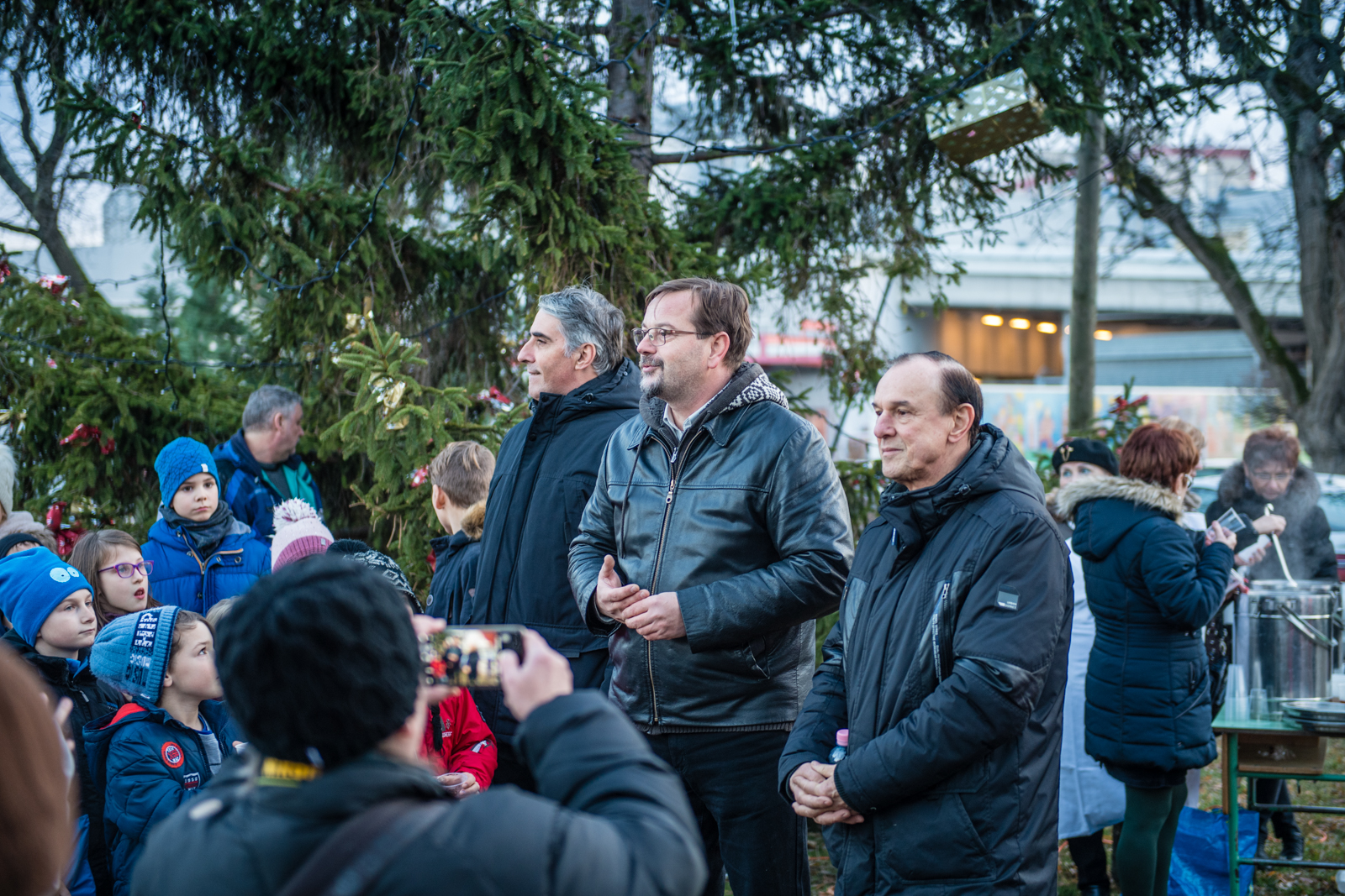 Hagyományteremtő karácsonyfa-állítás Palotavárosban