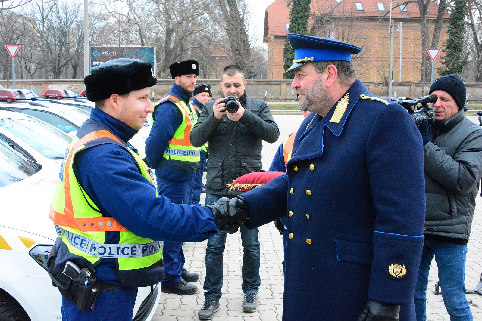 Székesfehérváron adták át a megye 65 új rendőrautóját