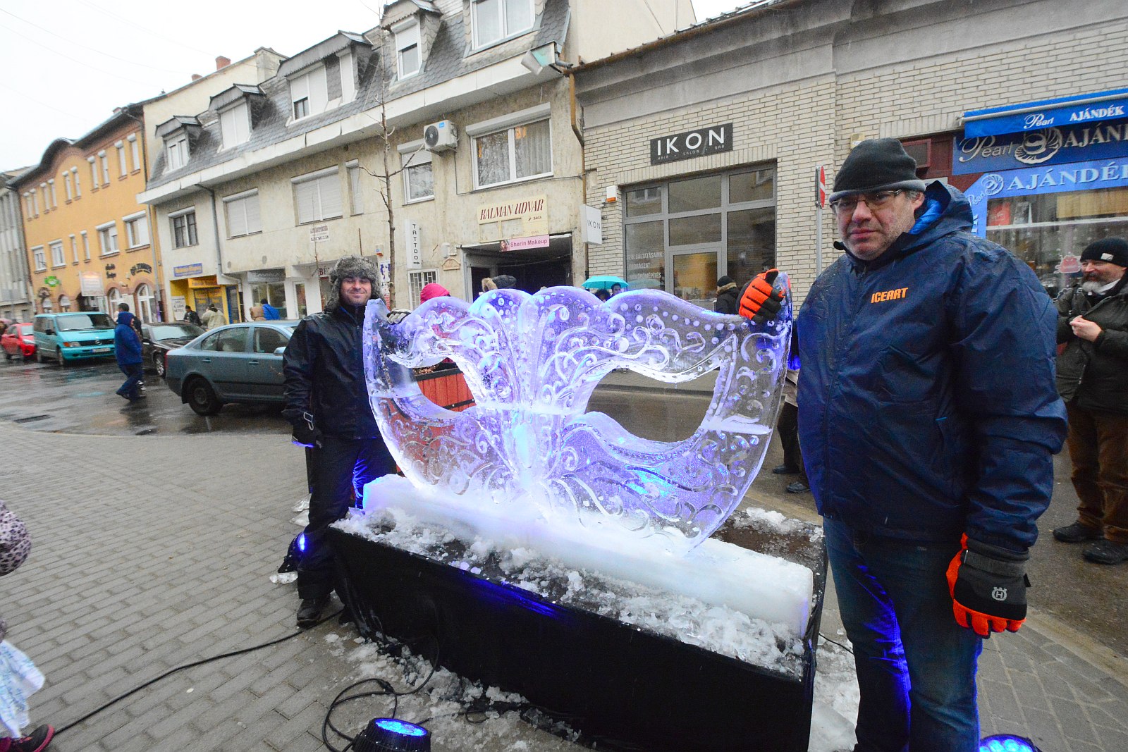 Jégszobrászat és kedvezmények a megújult Távírda utcában