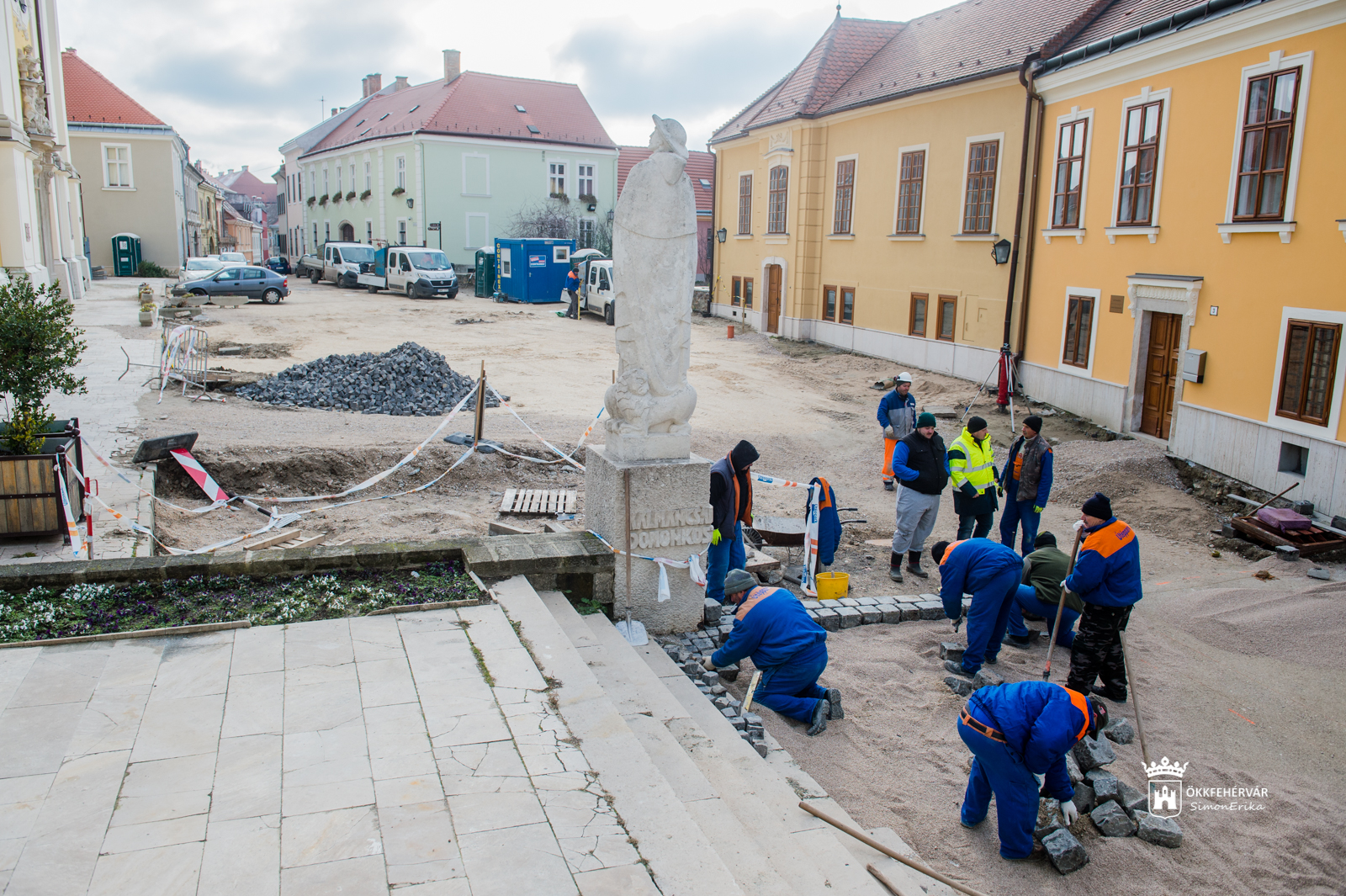 Már a kockaköveket rakják az Arany János utcában
