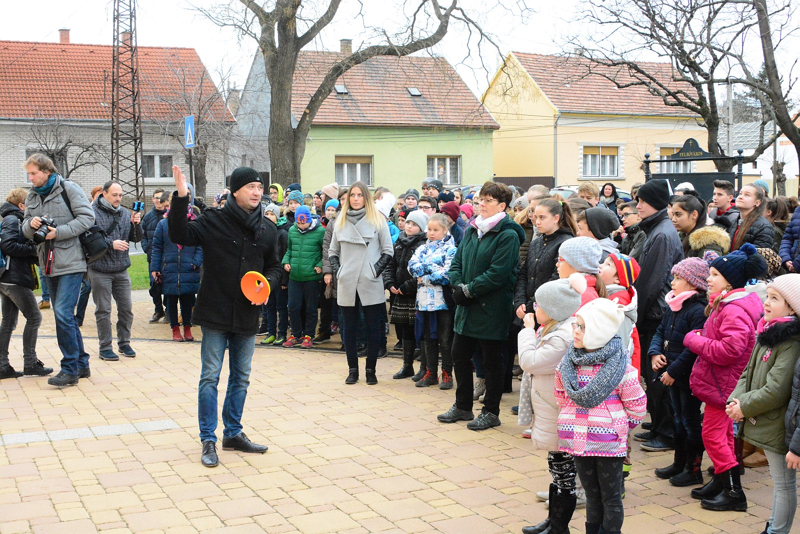 Körülölelték a templomot a Felsővárosi Általános Iskola diákjai