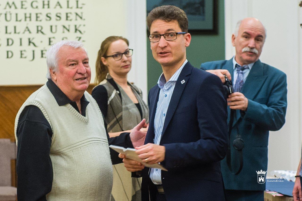 A 2018-as fehérvári gyermekrajz-naptár átadása a Városházán