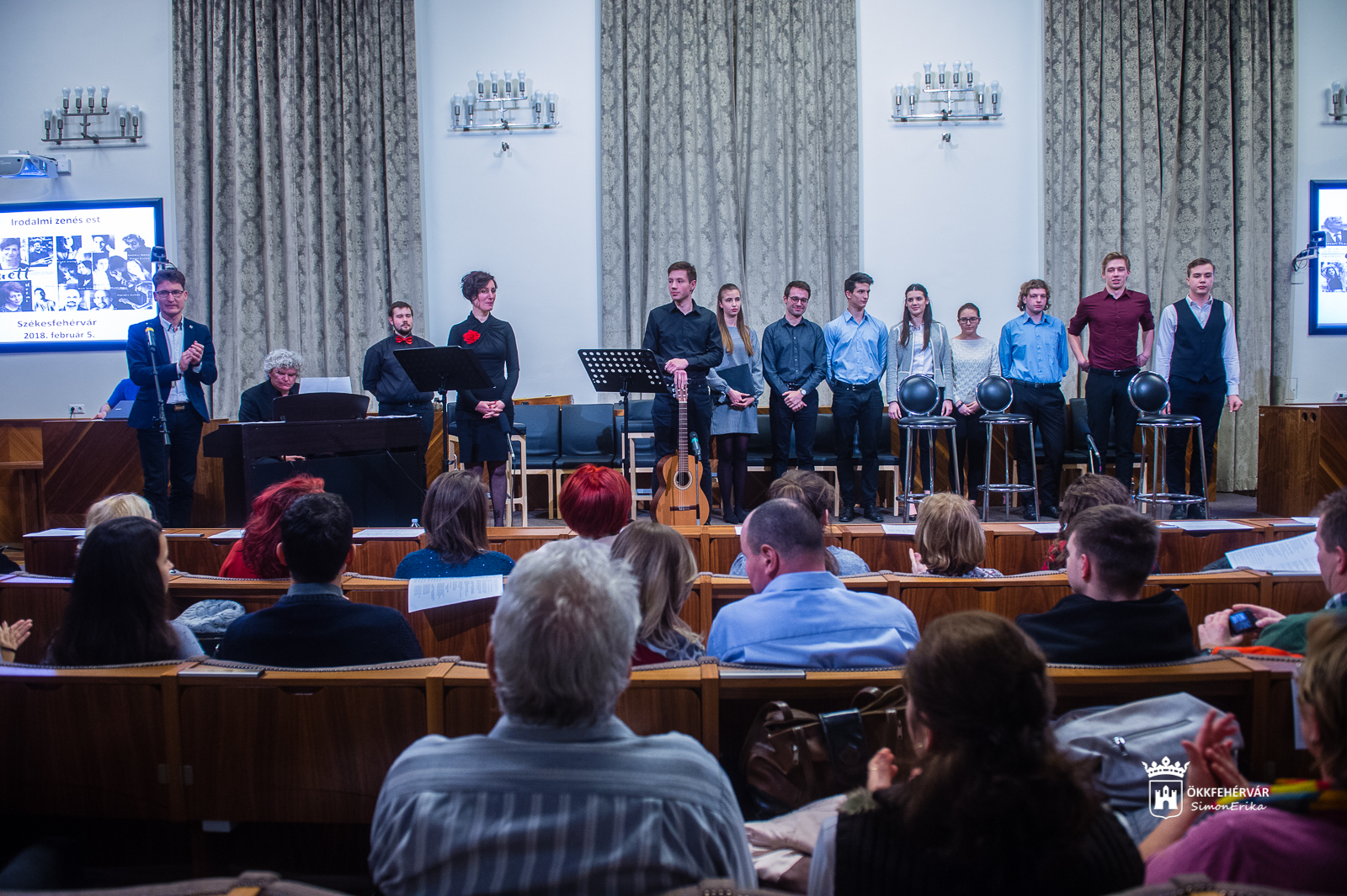 Verses-zenés est a Ciszterci Gimnáziummal a Városházán