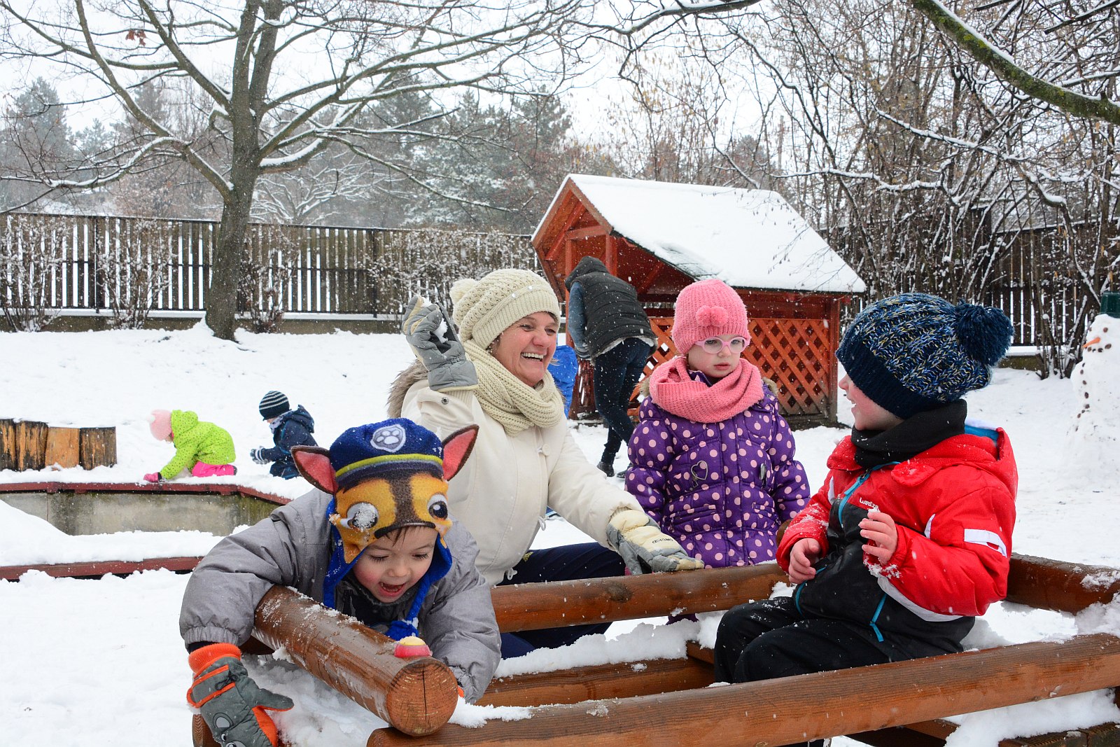 Egy havas délelőtt az udvaron a Püspökkertvárosi Óvodában