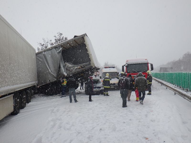 Így dolgoztak a tűzoltók a hóban a csóri tömegbalesetnél