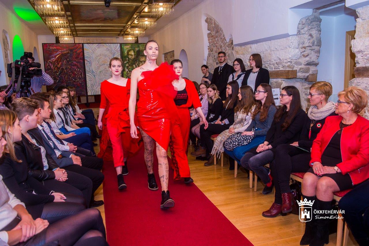 Divatbemutató a március 15-i programok beharangozóján
