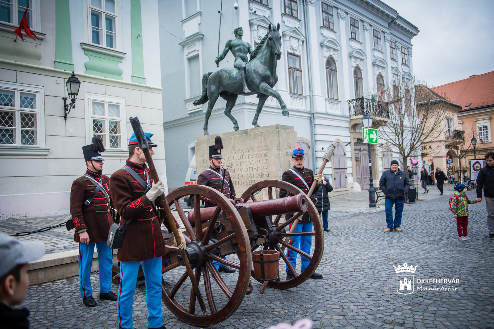 Hagyományőrző tüzérségi bemutató a Belvárosban