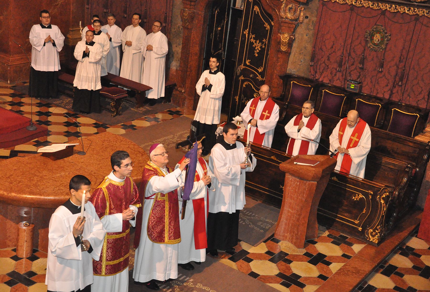 Nagypénteki szertartás a Székesegyházban