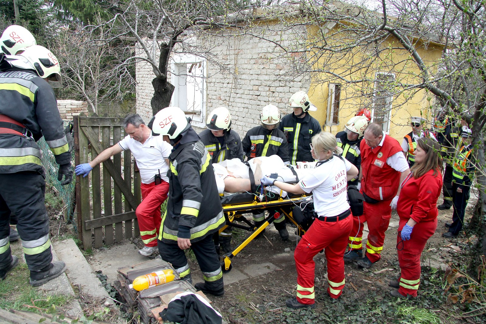 Tűzoltók szabadították ki a betönfödém alól a munkást