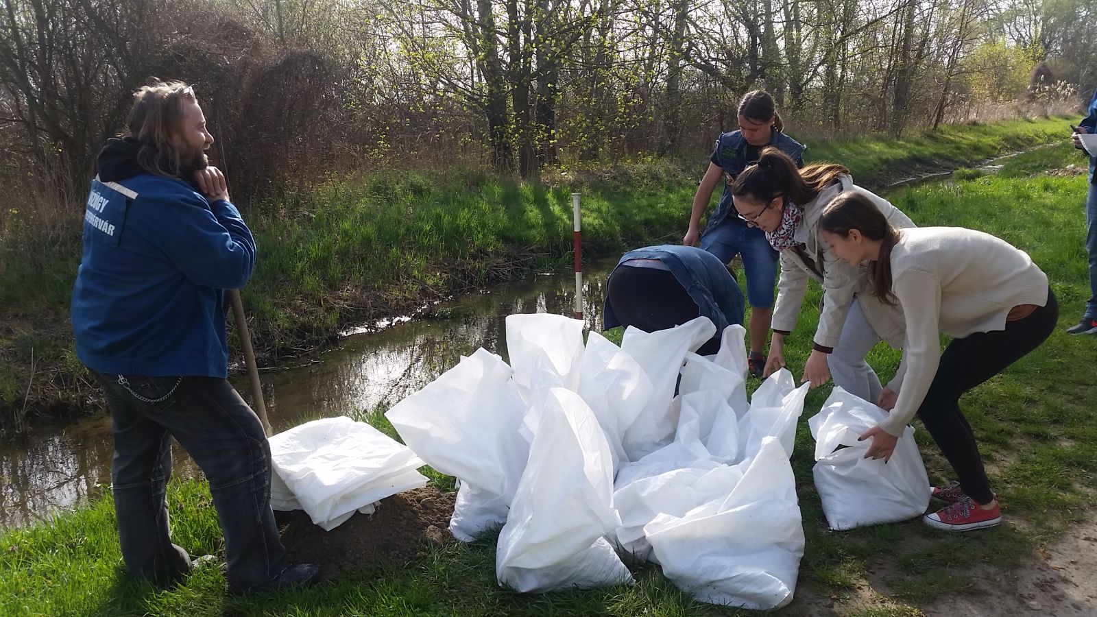Katasztrófavédelmi ifjúsági verseny a Bregyó-közben