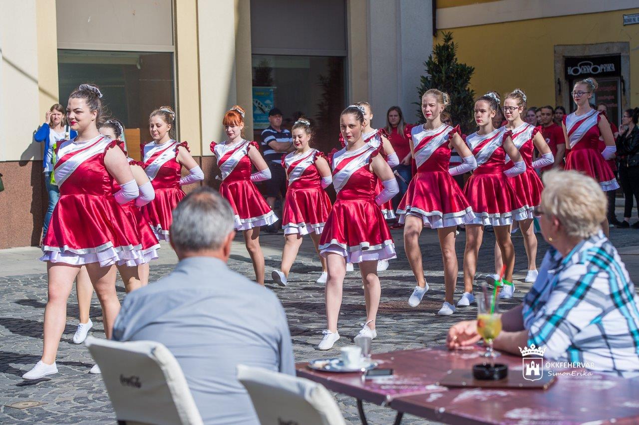 Flashmobbal kezdődött a III. Szakmák Éjszakája Székesfehérváron