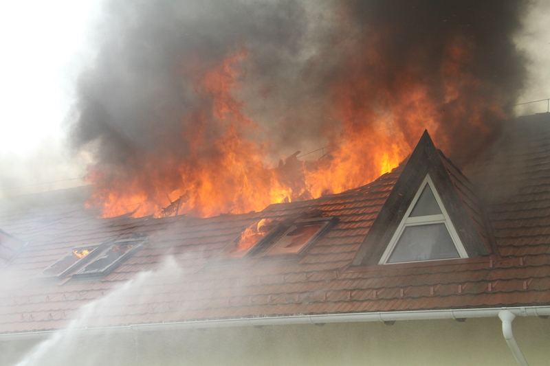 Így oltották a lángba borult tetőt a fehérvári tűzoltók a Zámoly utcában