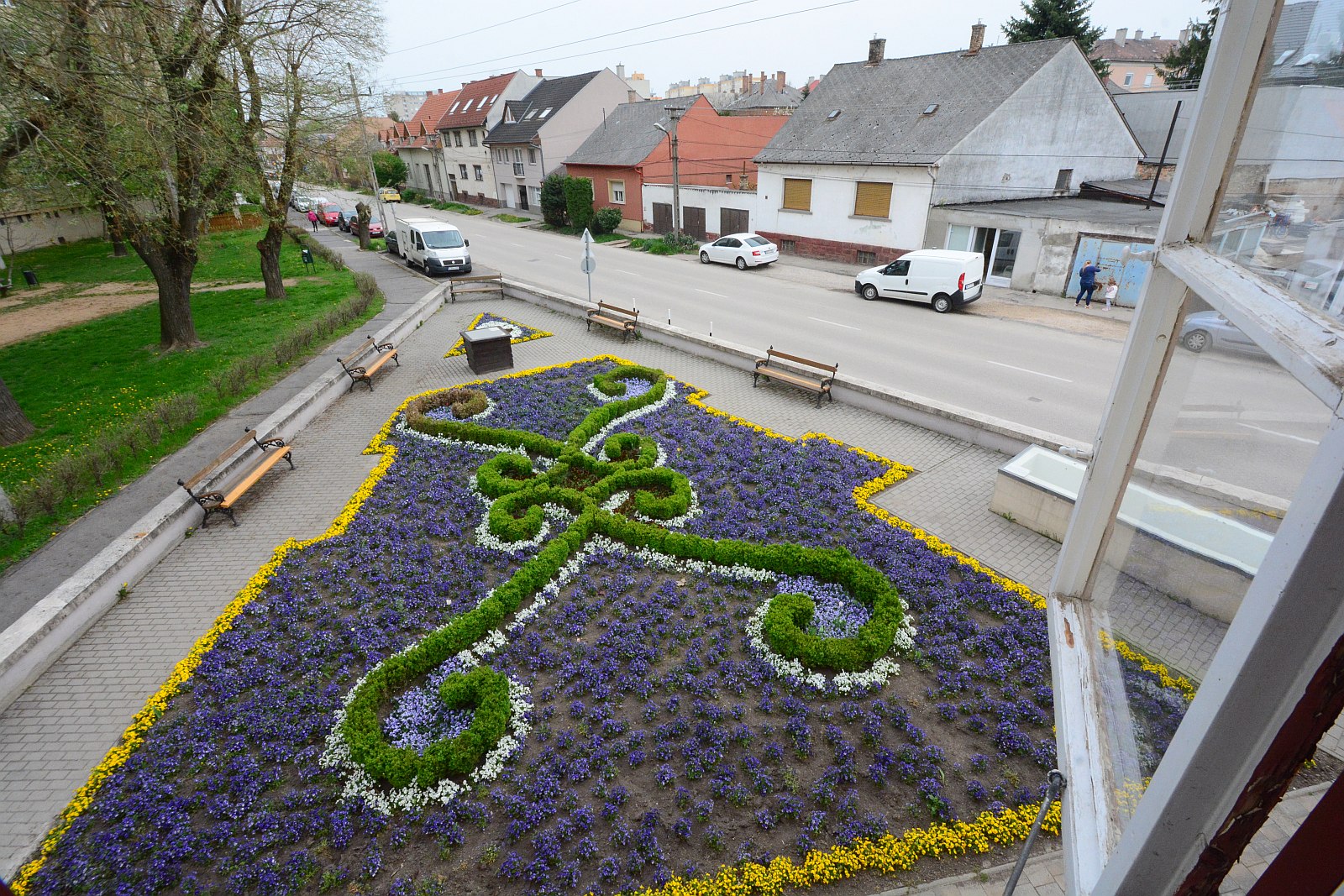 Tavaszi ébredés - éledő természet és virágok a város parkjaiban