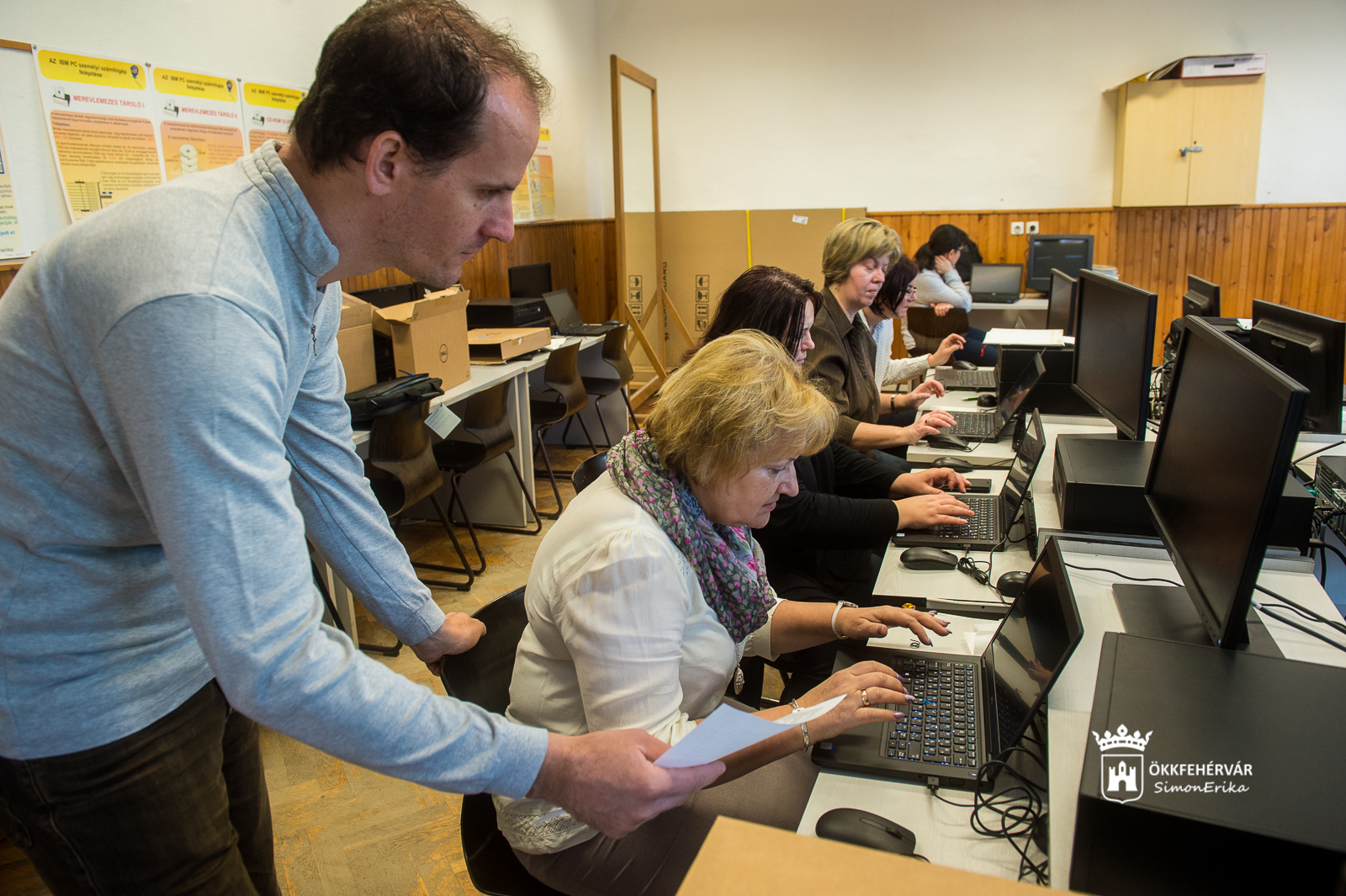 Laptopokat kaptak a tanárok a Kodályban